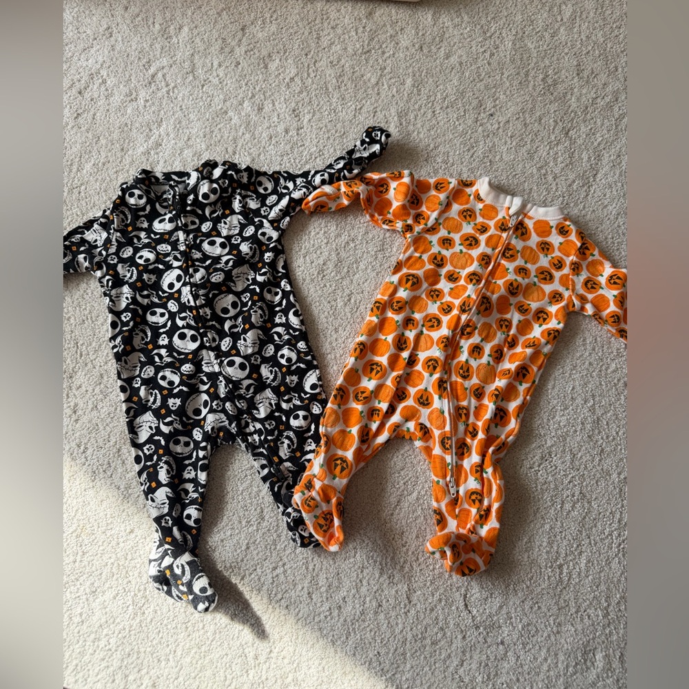 Old Navy Halloween onesies size 0-3 month for girl or boy